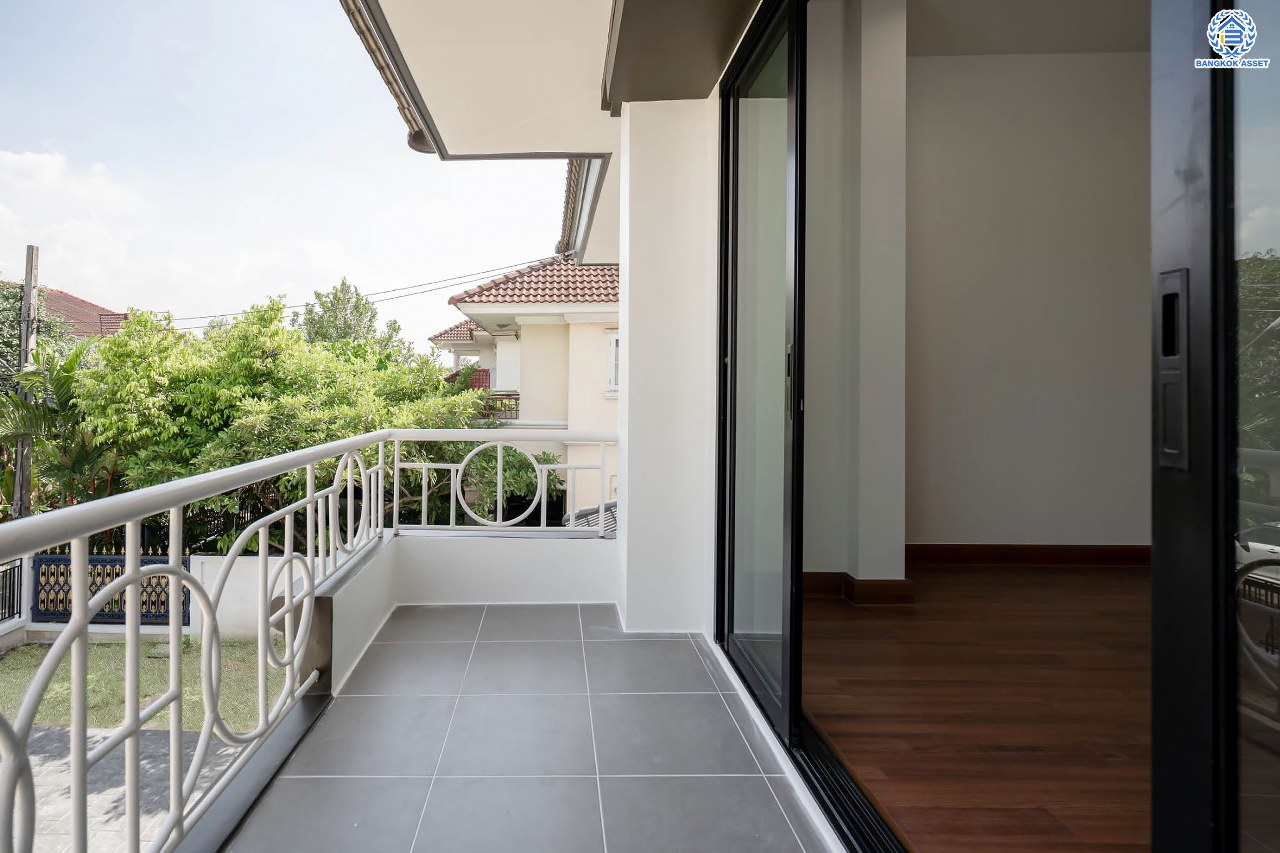 บ้านมือสองตกแต่งใหม่ โครงการ บ้านสวนดอกไม้ ปิ่นเกล้า เนื้อที่ 72.7 ตร.ว. บนพื้นที่ใช้สอยถึง 202 ตร.ม. ฟังก์ชันจัดเต็ม 3 ห้องนอน 3 ห้องน้ำ จอดรถได้ 4 คัน บนทำเลเชื่อมต่อเมืองอย่างรวดเร็ว ใกล้ทางคู่ขนานลอยฟ้าบรมราชชนนี ทางด่วน "กาญจนาภิเษก" ม.มหิดล และเซ็นทรัลปิ่นเกล้า